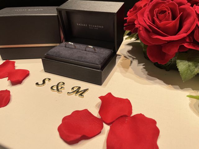 撮影用に薔薇やイニシャルを用意していただきました。