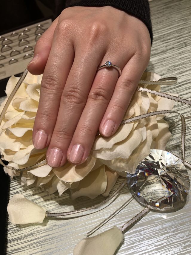 お花のダイヤが可愛く、ウェーブのリングも素敵で一目惚れ！