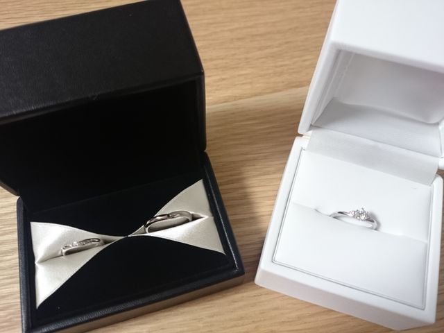 左;結婚指輪　右;婚約指輪