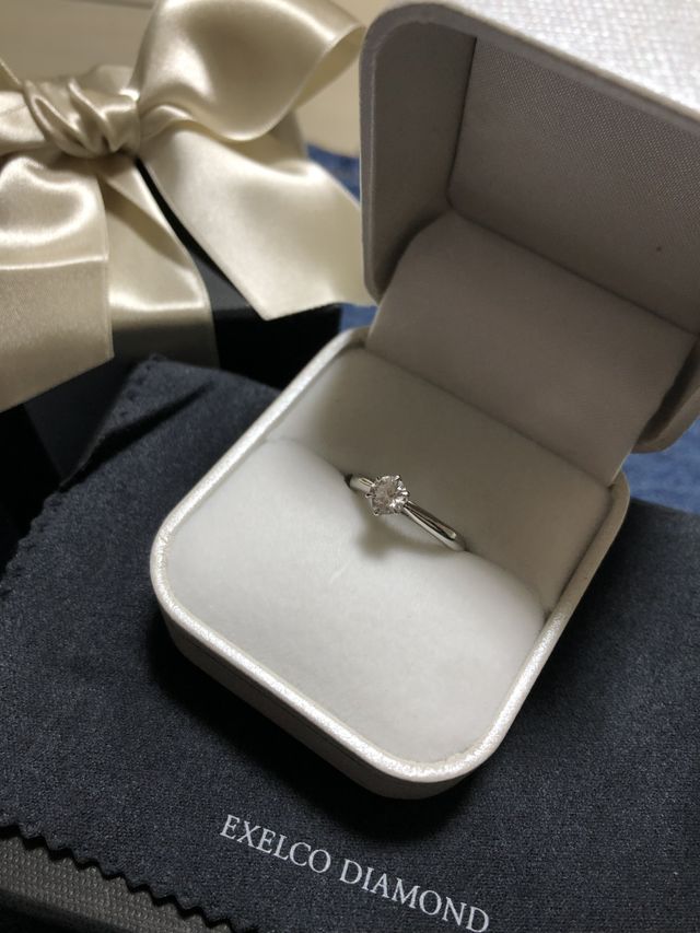 指輪の写真です。箱の包装も可愛くて見るたびにウキウキします。