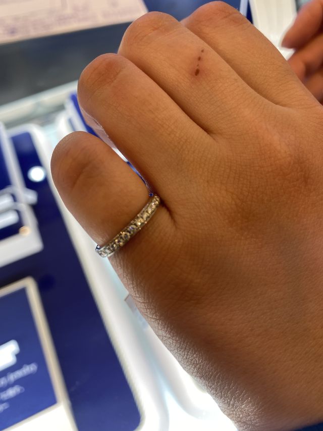 号数がなかったので小指サイズのものをつけています。