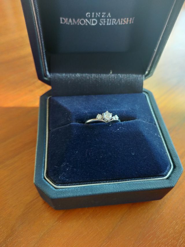 Ｖの形で指が長く見えます。
メレダイヤがついてます。　