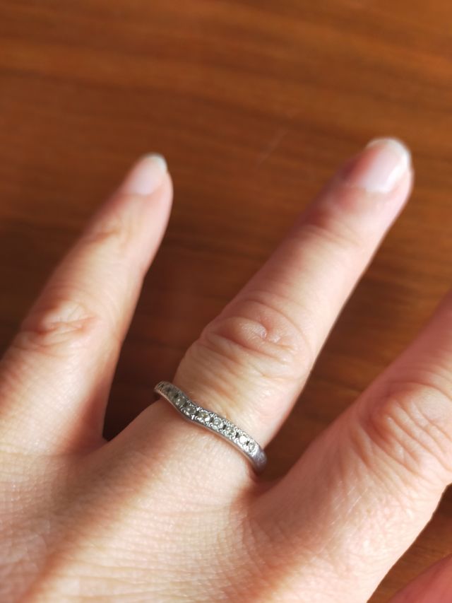 Ｖ字型でダイヤモンドが沢山ついて、婚約指輪とセットできます。