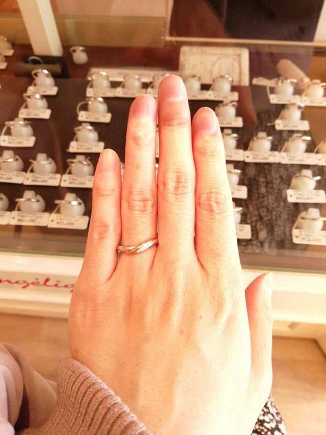 プラチナ×ゴールドが映えるデザインです。