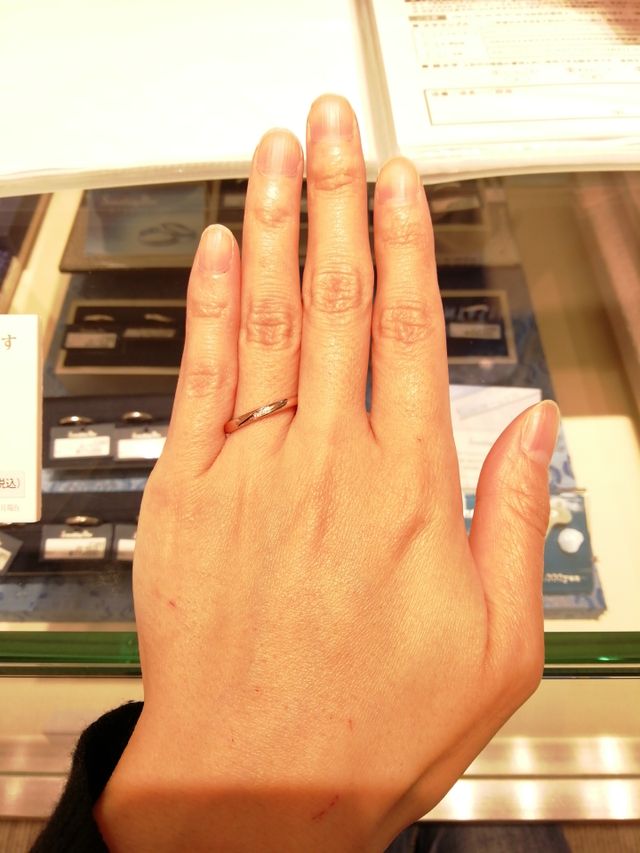 ダイヤが３石ショコラピンクゴールドのストレート