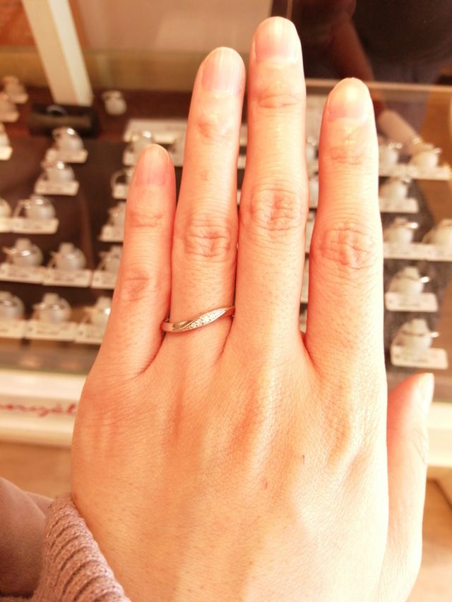 なめらかな曲線にダイヤが並んだリング