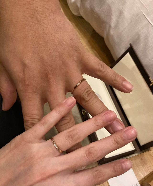 自分達で制作・デザイン。ピンクゴールド、着け心地も違和感なし