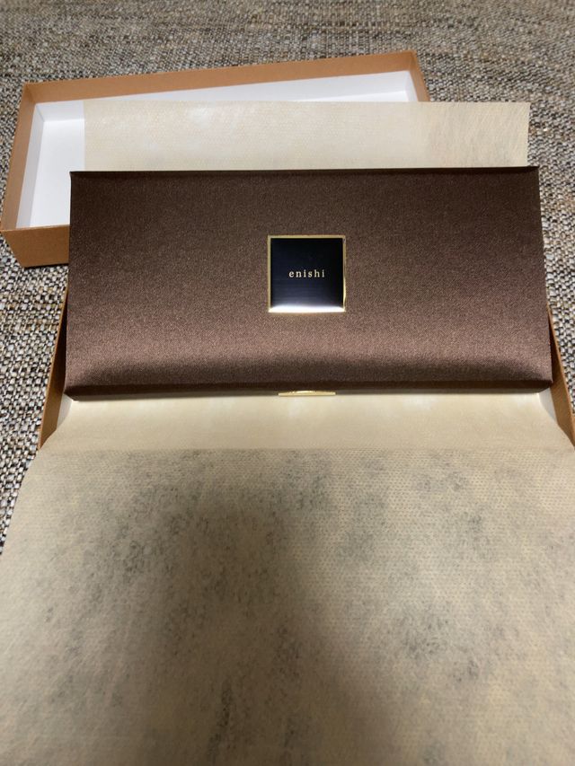 長財布タイプで持ち歩けるケース、中の指輪が傷つかず安心。