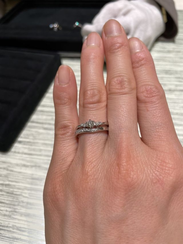 V字型のセットリングを試着させてもらいました。