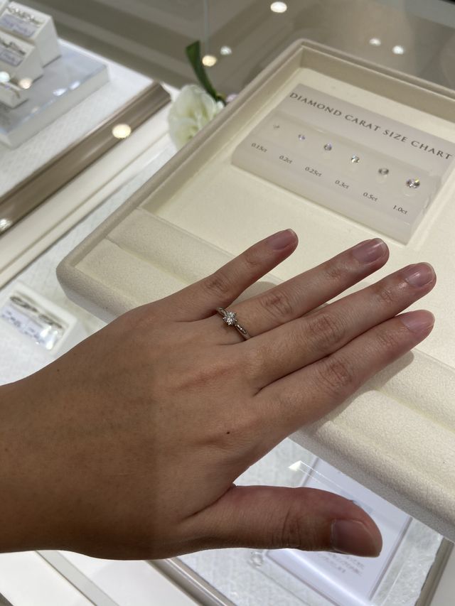 ダイヤのサイズを選ぶ時の写真です