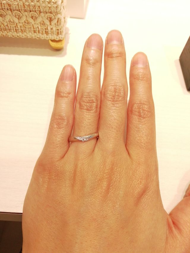 緩やかなV字の指輪です。