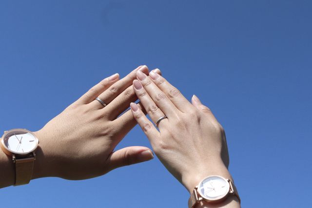 結婚指輪をつけて写真を撮るためにお出かけしました。