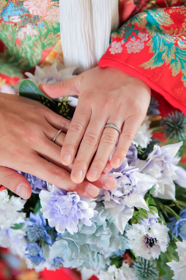 婚約指輪は重ね付けできるようハーフエタニティーにしました。