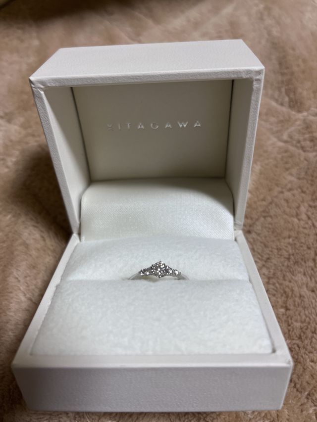 大きな一粒ダイヤにメレダイヤが2つづつシンプルなデザイン