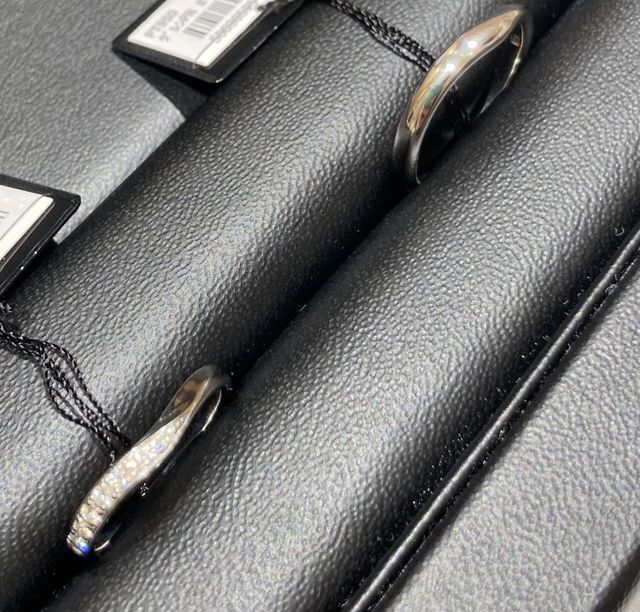 照明で分かりにくいですがプラチナです