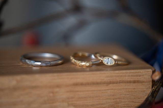 左２つが結婚指輪で、右が婚約指輪です。