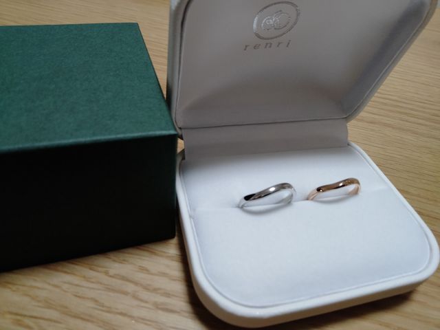 左が彼（プラチナ）、右が私（ピンクゴールド）です。