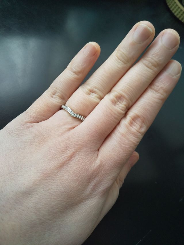 指が長く見えるデザインになっています。