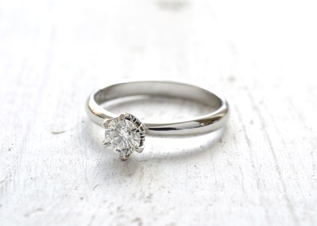 誕生石を入れてもらってイニシャルとメッセージを記入