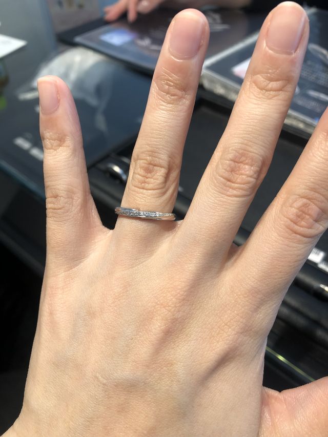 上からだけではなく、横からみてもダイヤが輝いていて綺麗です。