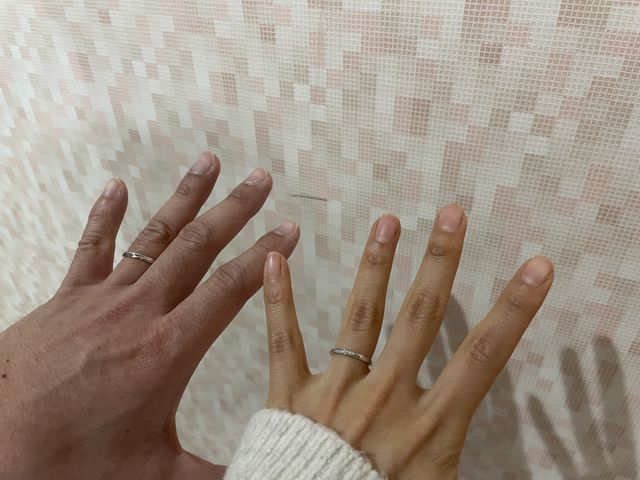 初めて2人で結婚指輪をつけたときの写真です。