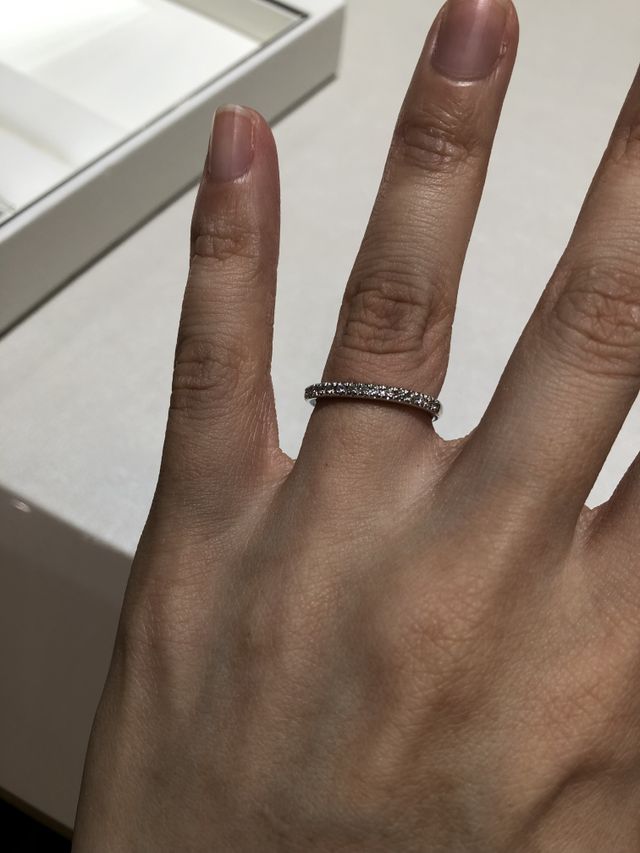 ダイヤモンドが真っ直ぐに半周埋め込まれているタイプです。