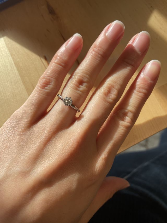 着用時。さりげないV形で指が綺麗に見えます。