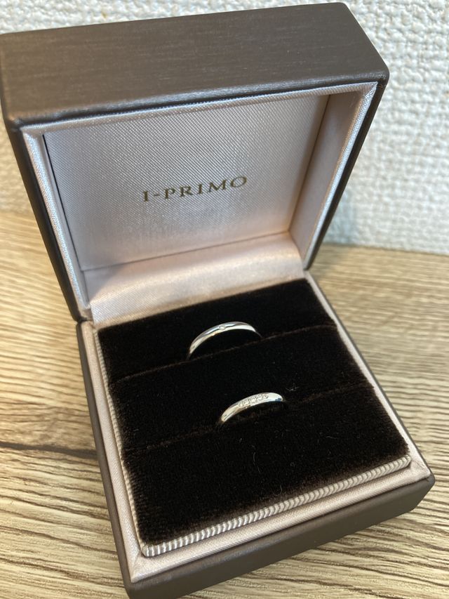 チタンユノーの指輪で、ダイヤモンドがあしらわれているもの。