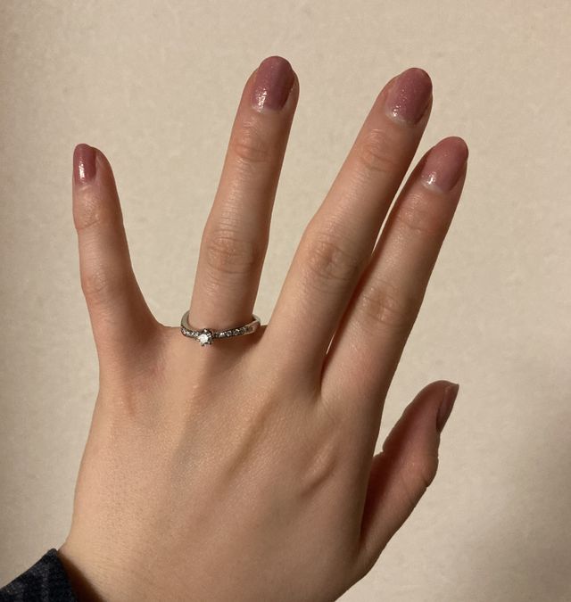 ダイヤモンドがあしらわれた、煌びやな指輪です。