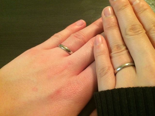 素材はプラチナ。内側に2人の名前を入れました。