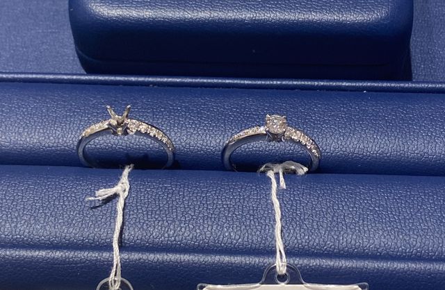 右がダイヤモンド付き
左が台座のみの写真
