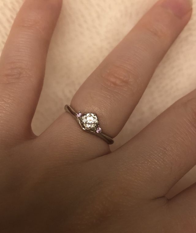 手元が一気に華やかになる素敵な指輪です