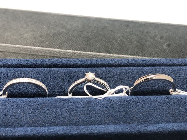 結婚が決まり、初めて行った店で一目で気に入って購入しました。