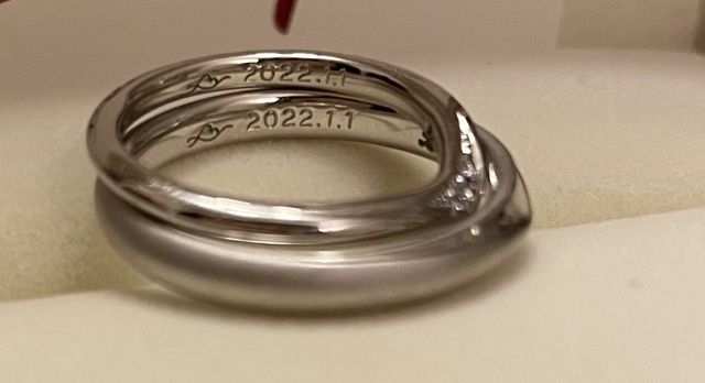 お互いの名前のイニシャルをハートにデザインして刻印しました！