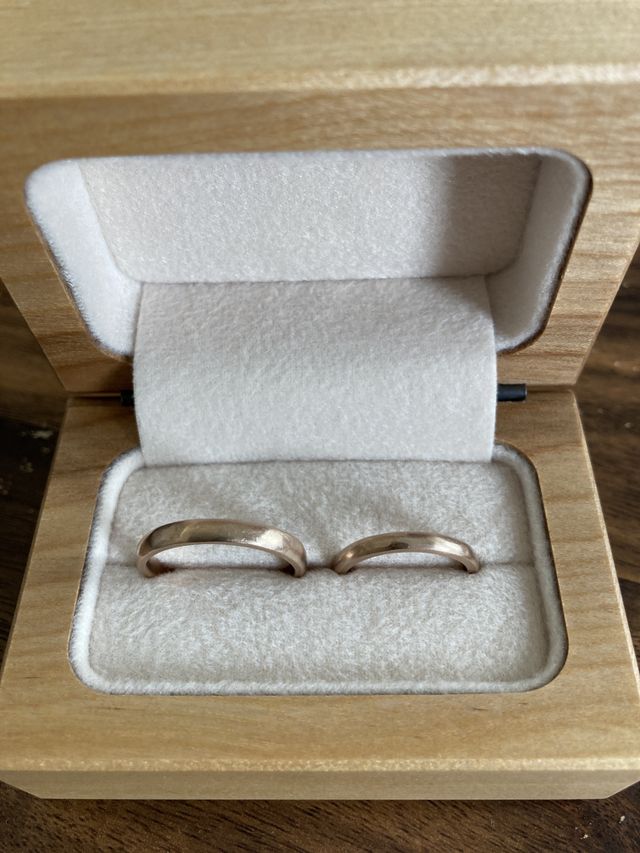 ピンクゴールドの結婚指輪で、サイズは17号と9号です。