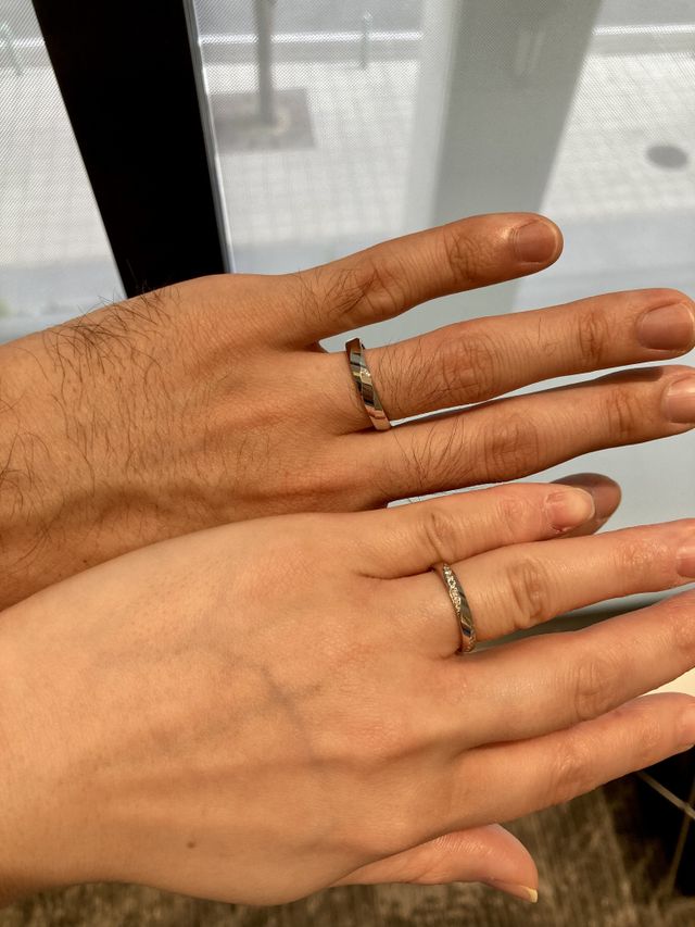 男女ペアともに少しツイストしたデザイン