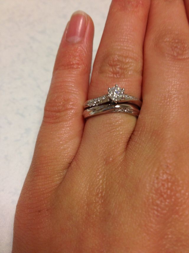 結婚指輪と重ねづけもできます。