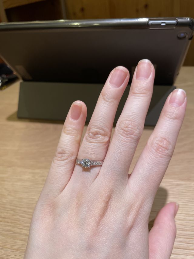 ダイヤが上手く主張されながらサイドのメレダイヤがくどすぎない