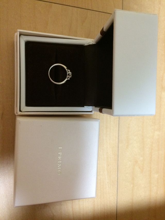 リングと箱の写真です。