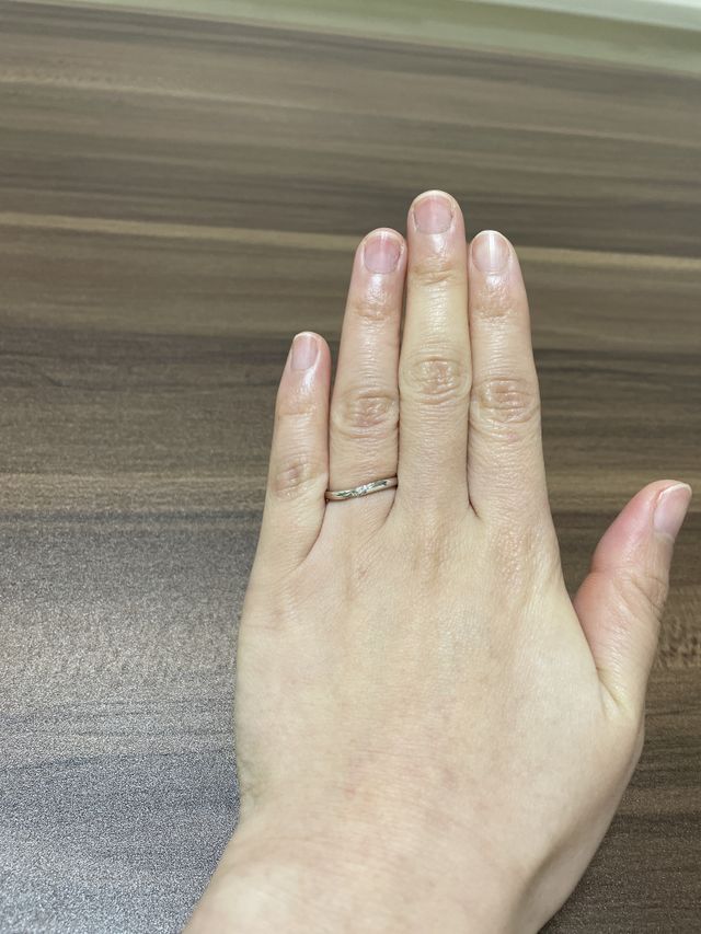 指に馴染んで綺麗な曲線を描いています。