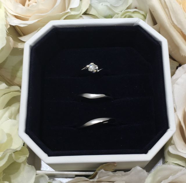 上が婚約指輪で下の２つが結婚指輪です。