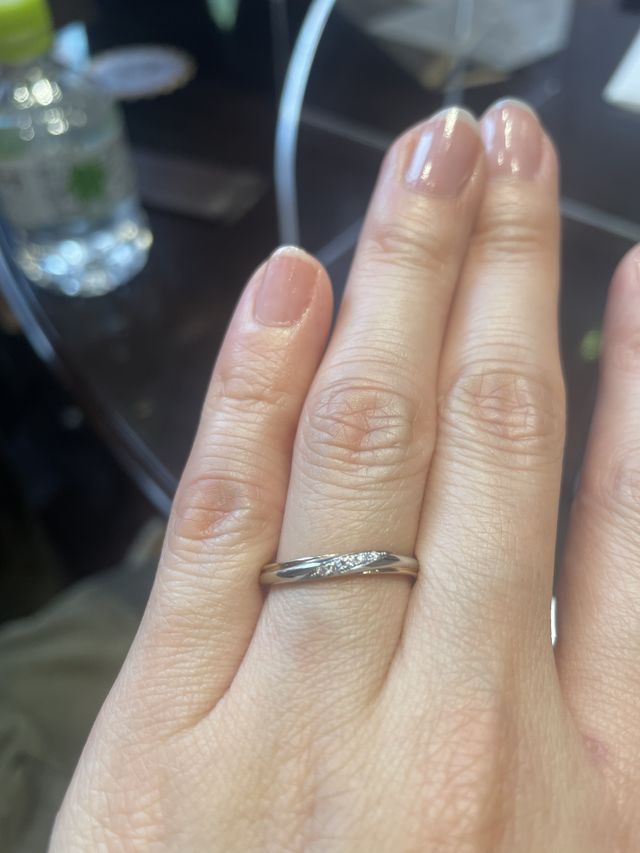 ゆるやかな動きのあるウェーブラインと2色のカラーが綺麗な指輪