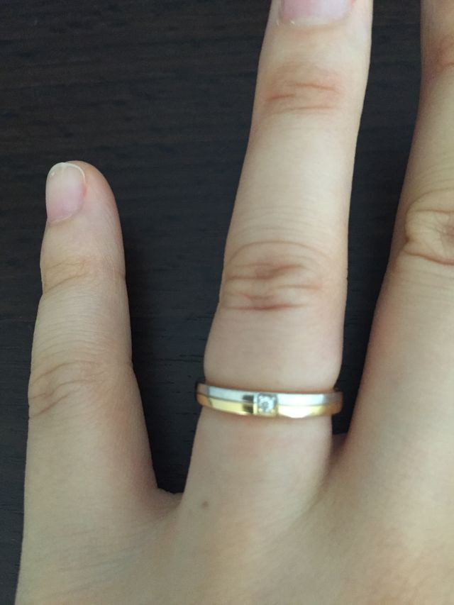 上がプラチナ、下が金で真ん中にダイヤがあしらわれています。