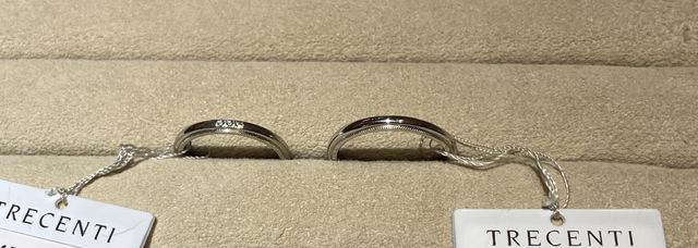 上下ミル打ち、ダイヤモンドが3石4点留めのデザインの結婚指輪