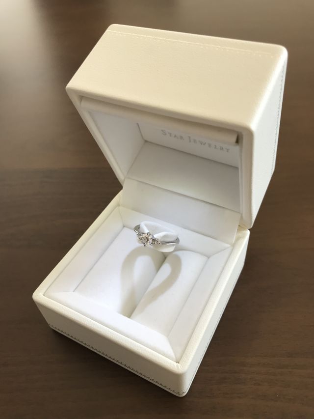 開くとライトアップされ、ハートの影が浮かび上がります。