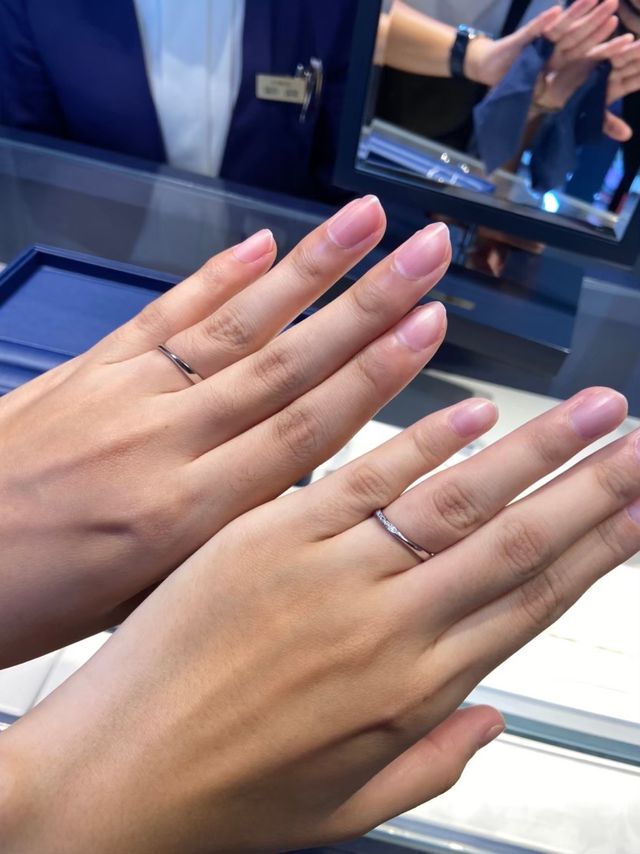 指が細めの男性にも似合います。さりげないダイヤが素敵