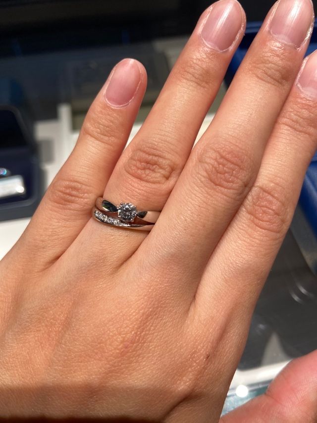 上がティファニーの婚約指輪です。