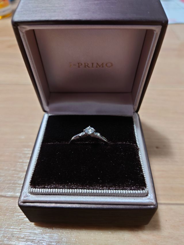 サジッタというデザインの指輪です。