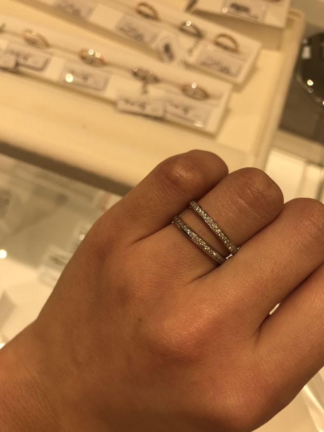 2種類の指輪を比較して試着した際の写真です。