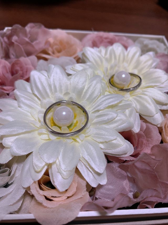 指輪を花に見立てました。
